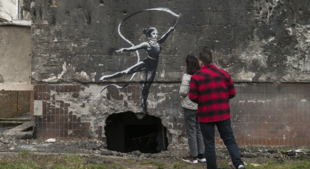 Banksy Ukrajnában járt, és tornászlányt festett egy romos épületre